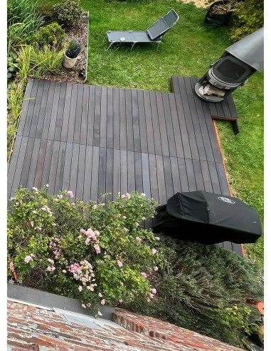 Terrasse et planches en bambou foncé