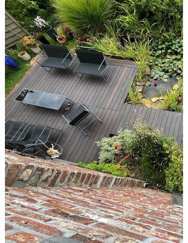 Terrasse et planches en bambou foncé