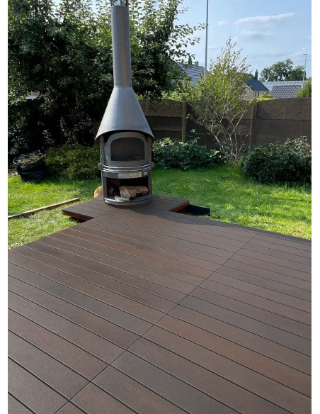 Terrasse et planches en bambou foncé