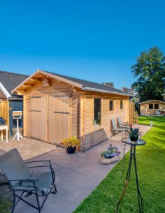 Garage voor auto en werkplaats met zadeldak