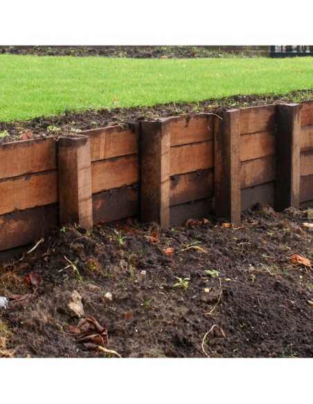 Gepunte palen in Azobe