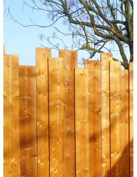 Palissade gemaakt van ruwe houten planken