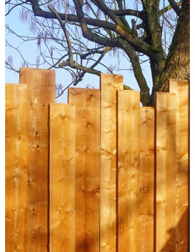 Palissade gemaakt van ruwe houten planken