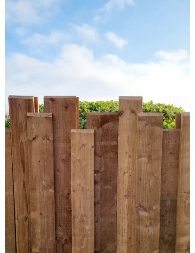 Palissade gemaakt van ruwe houten planken