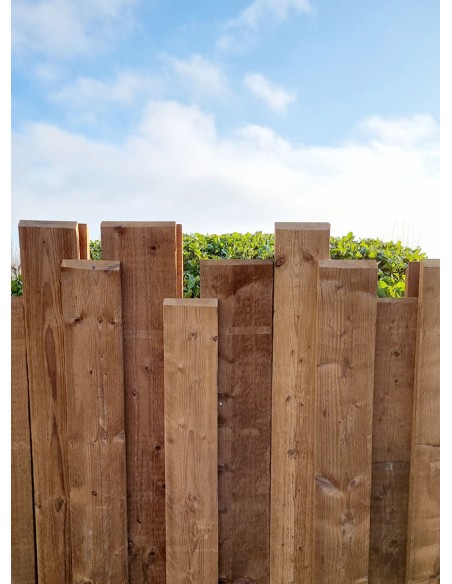 Palissade gemaakt van ruwe houten planken