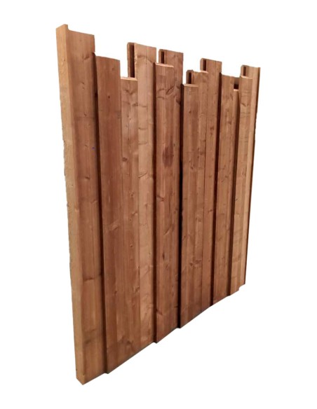 Palissade gemaakt van ruwe houten planken