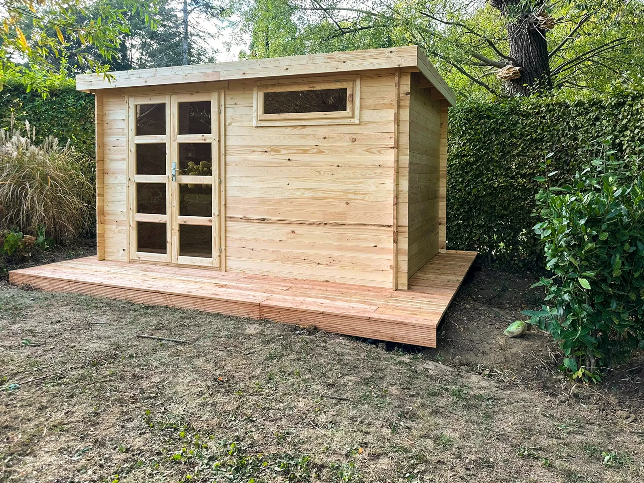 abri de jardin placé sur son plancher en bois