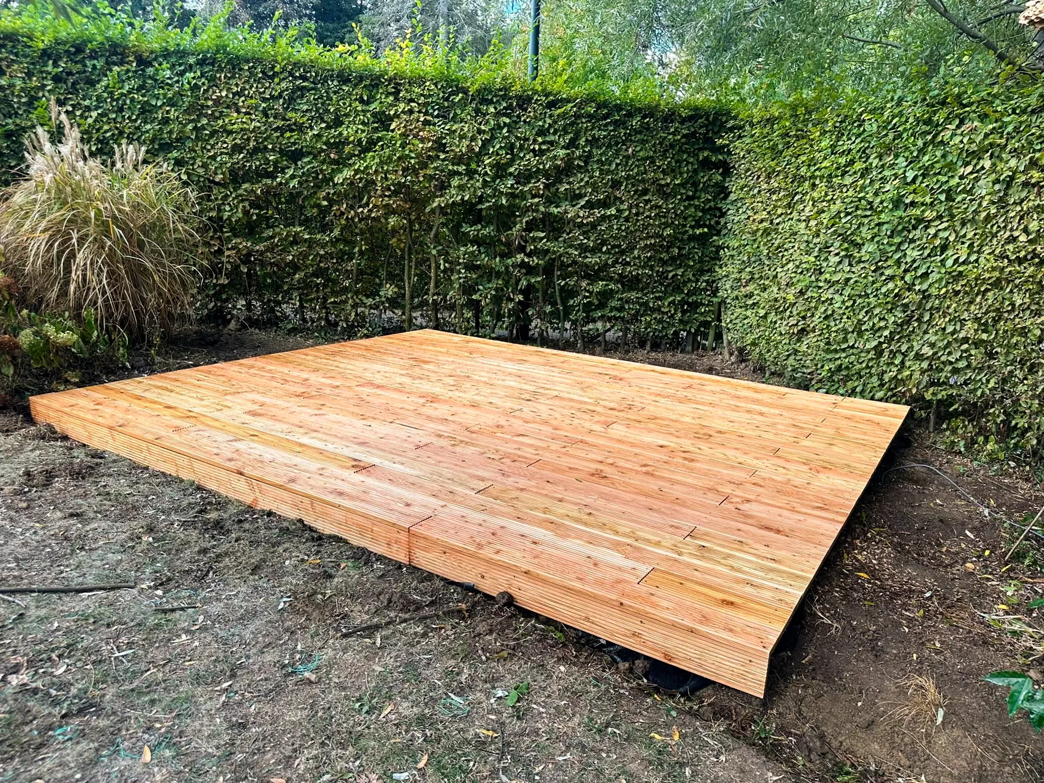plancher en bois de l'abri de jardin