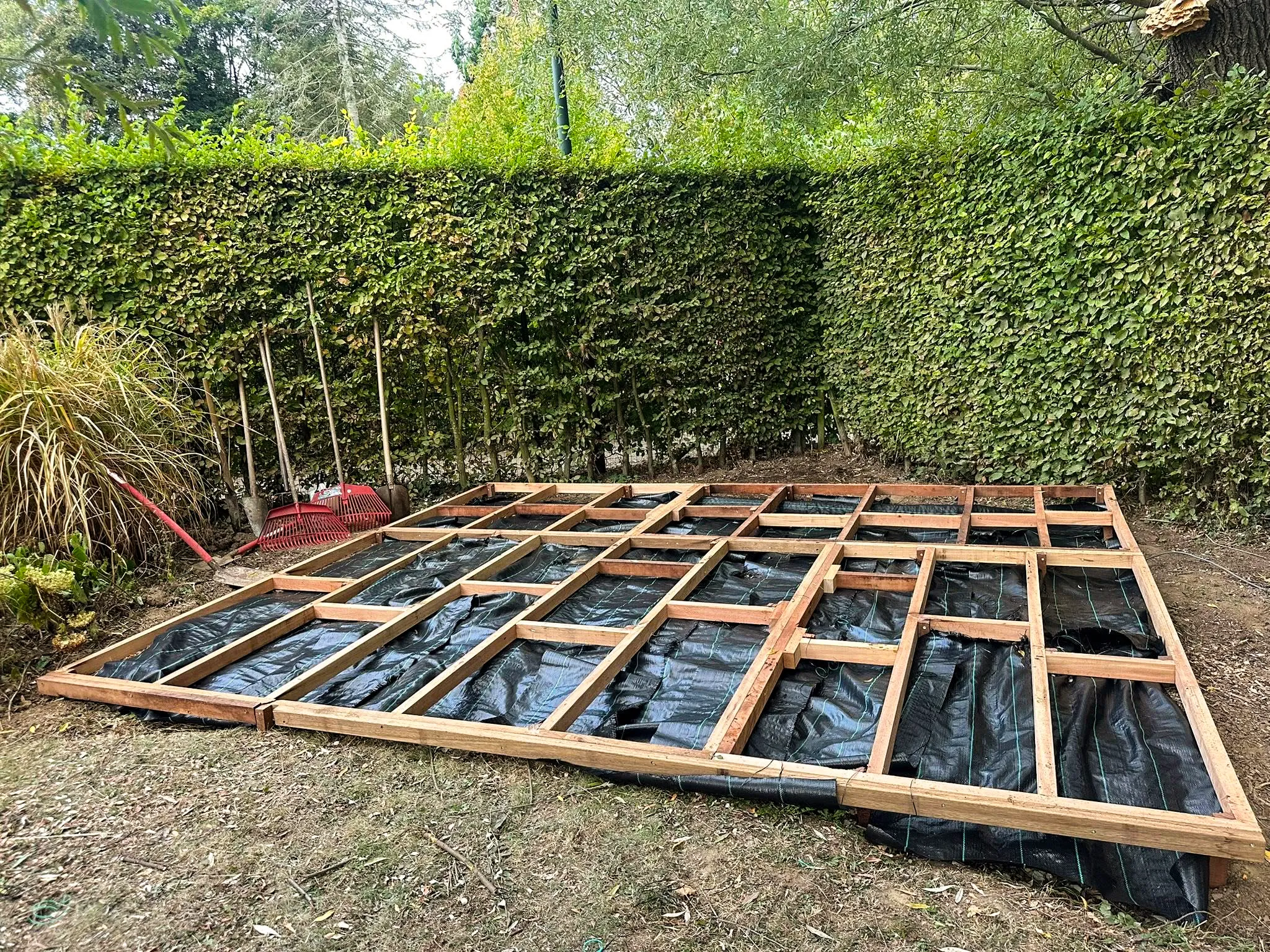 structure en bois et bâche anti mauvaises herbes