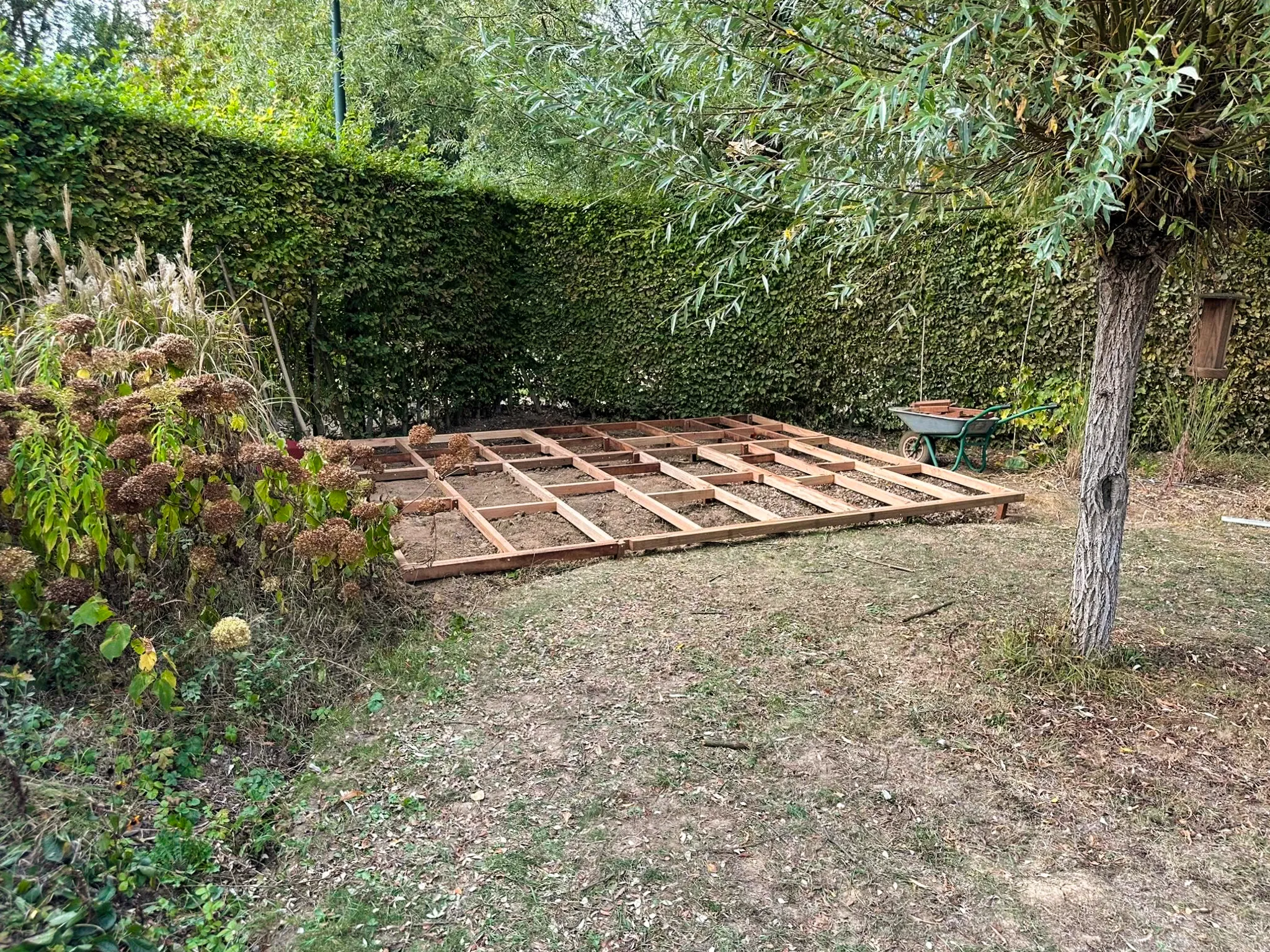 structure en bois pour soutenir l'abri de jardin