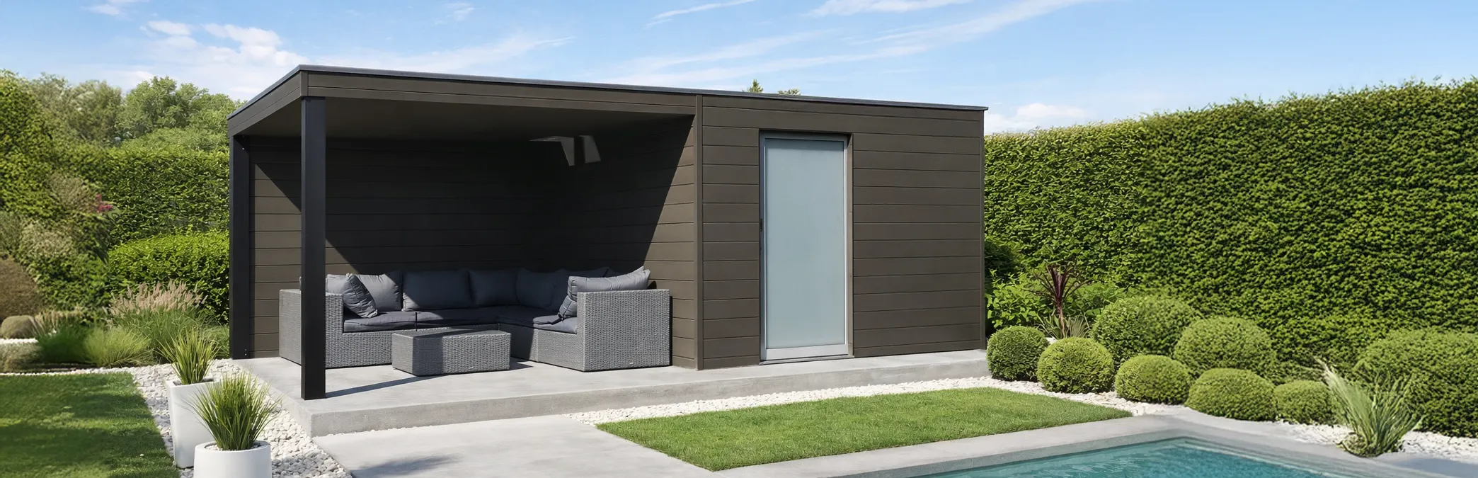 abri de ardin composite WPC moderne avec auvent int&eacute;gr&eacute;