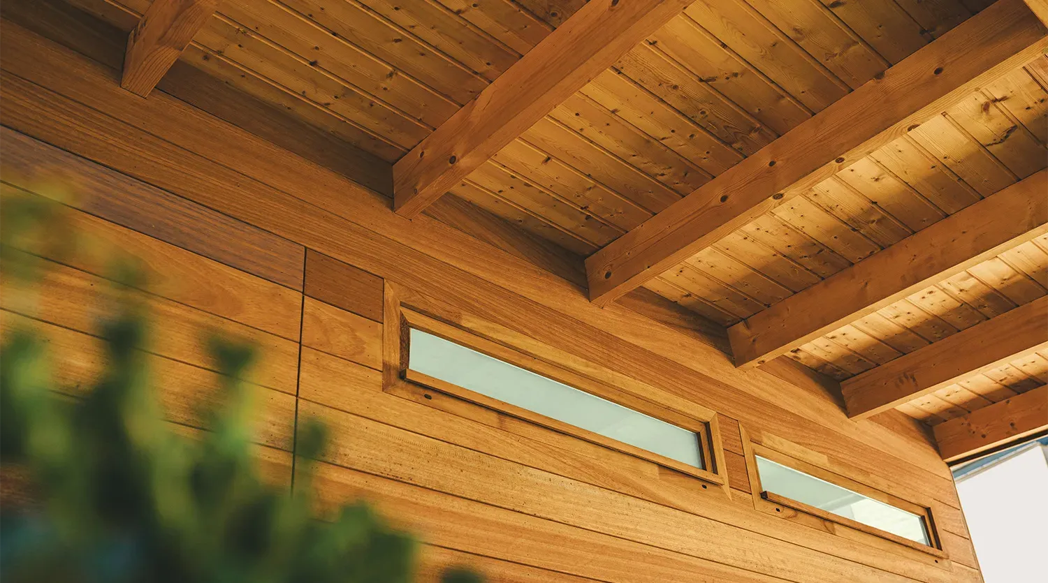 Vue intérieure de notre charpente en bois exotique pour poolhouse