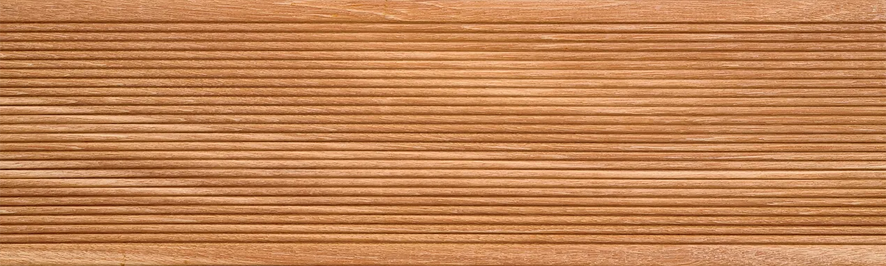 Zijde met fijne groef van de Bangkirai plank geprofileerd FSC