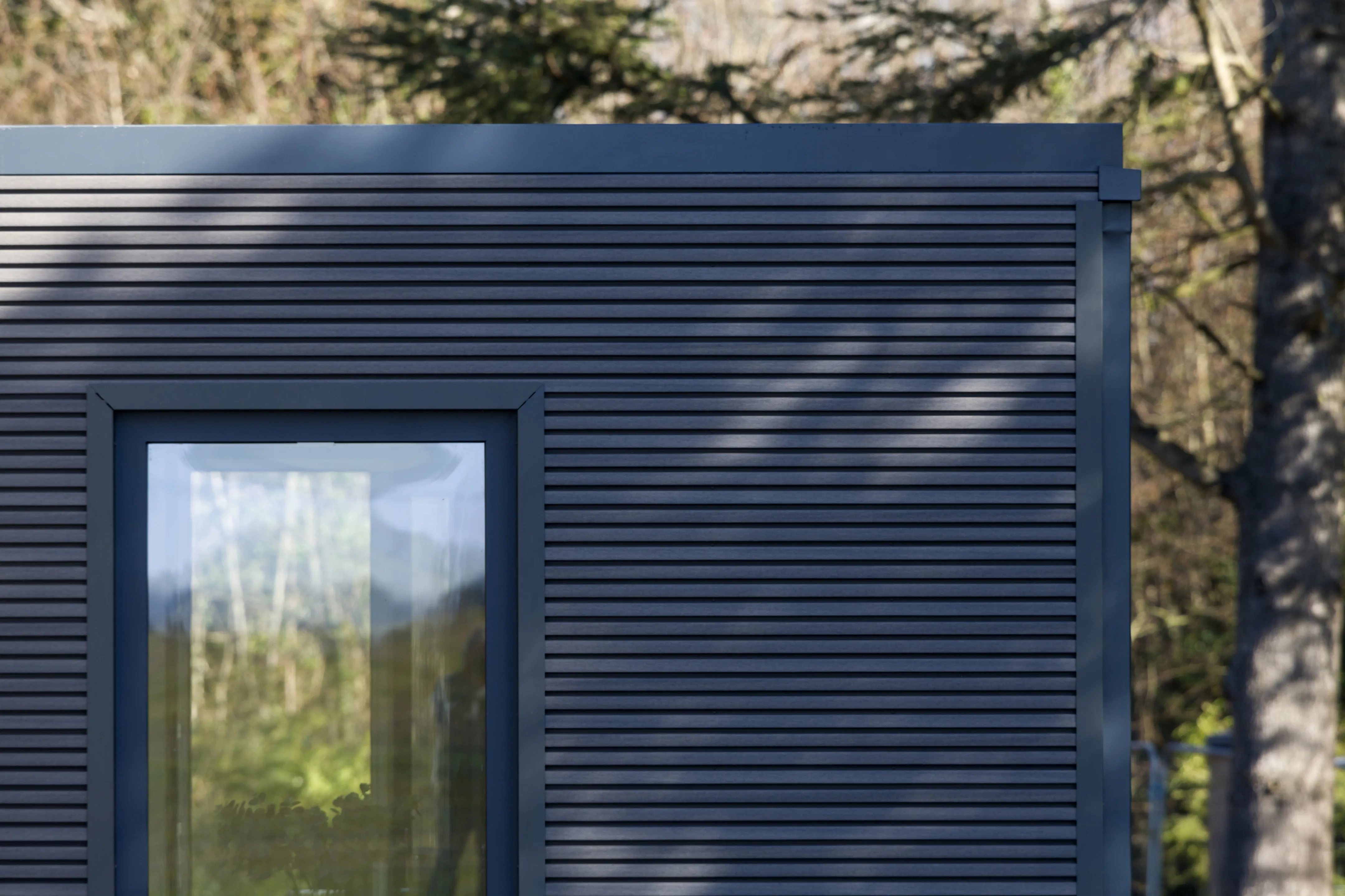 Gevelbekleding in houtcomposiet Weo 35 in de kleur leisteen