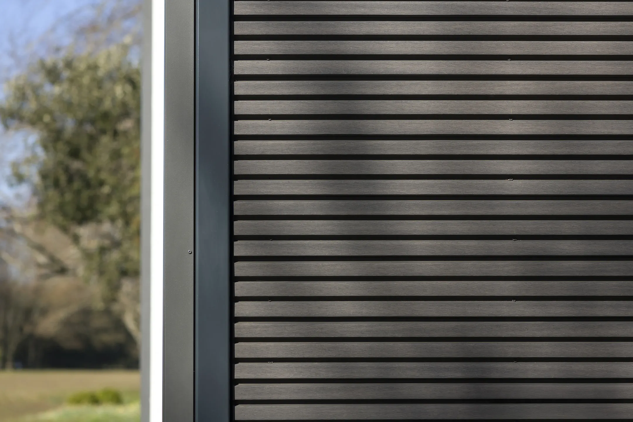 Gevelbekleding in houtcomposiet Weo 35 in de kleur leisteen