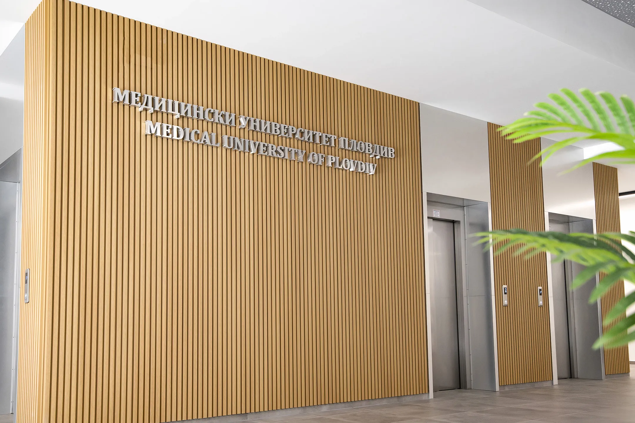 Gevelbekleding in houtcomposiet Weo 35 in de kleur ceder