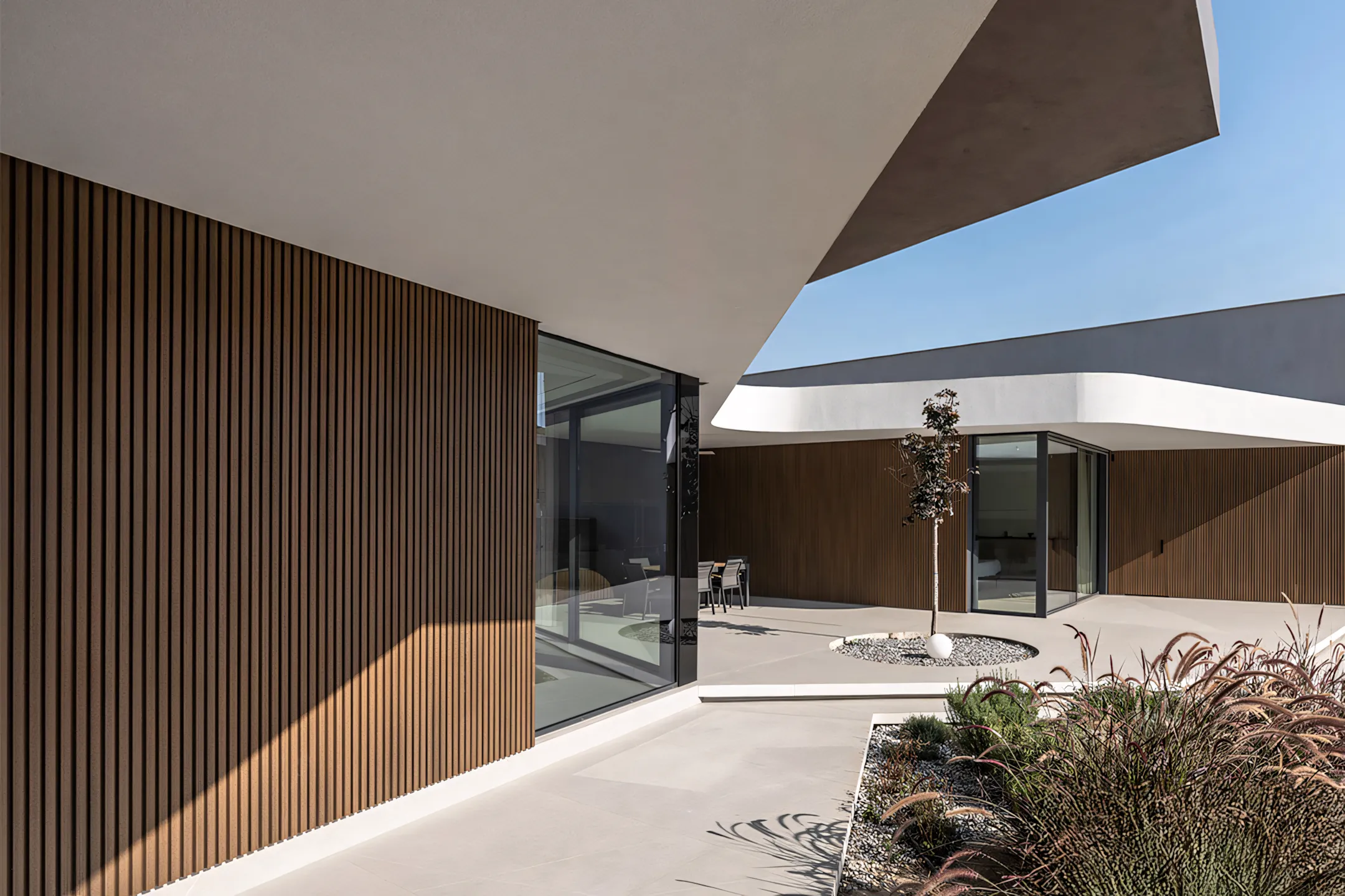 Gevelbekleding in houtcomposiet Weo 35 in de kleur teak