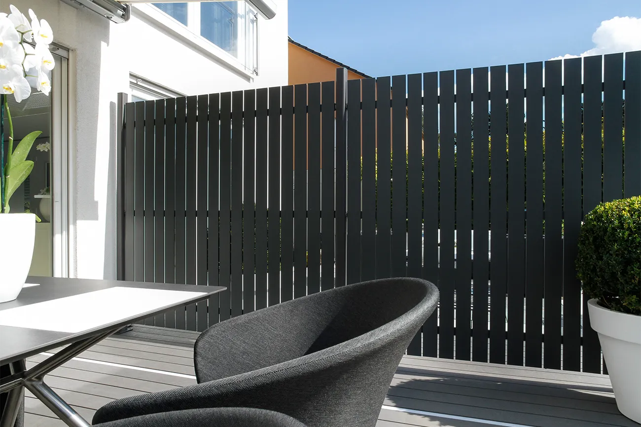 Opengewerkte wand van antraciet aluminium