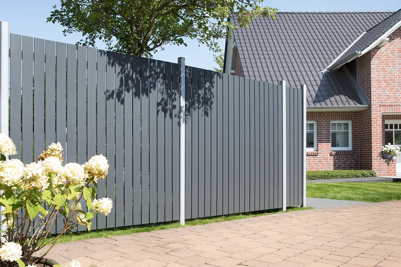 Opengewerkte scheidingswand van zilvergrijs aluminium