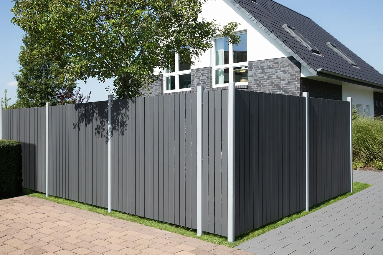 Opengewerkte tuinwand van antraciet aluminium