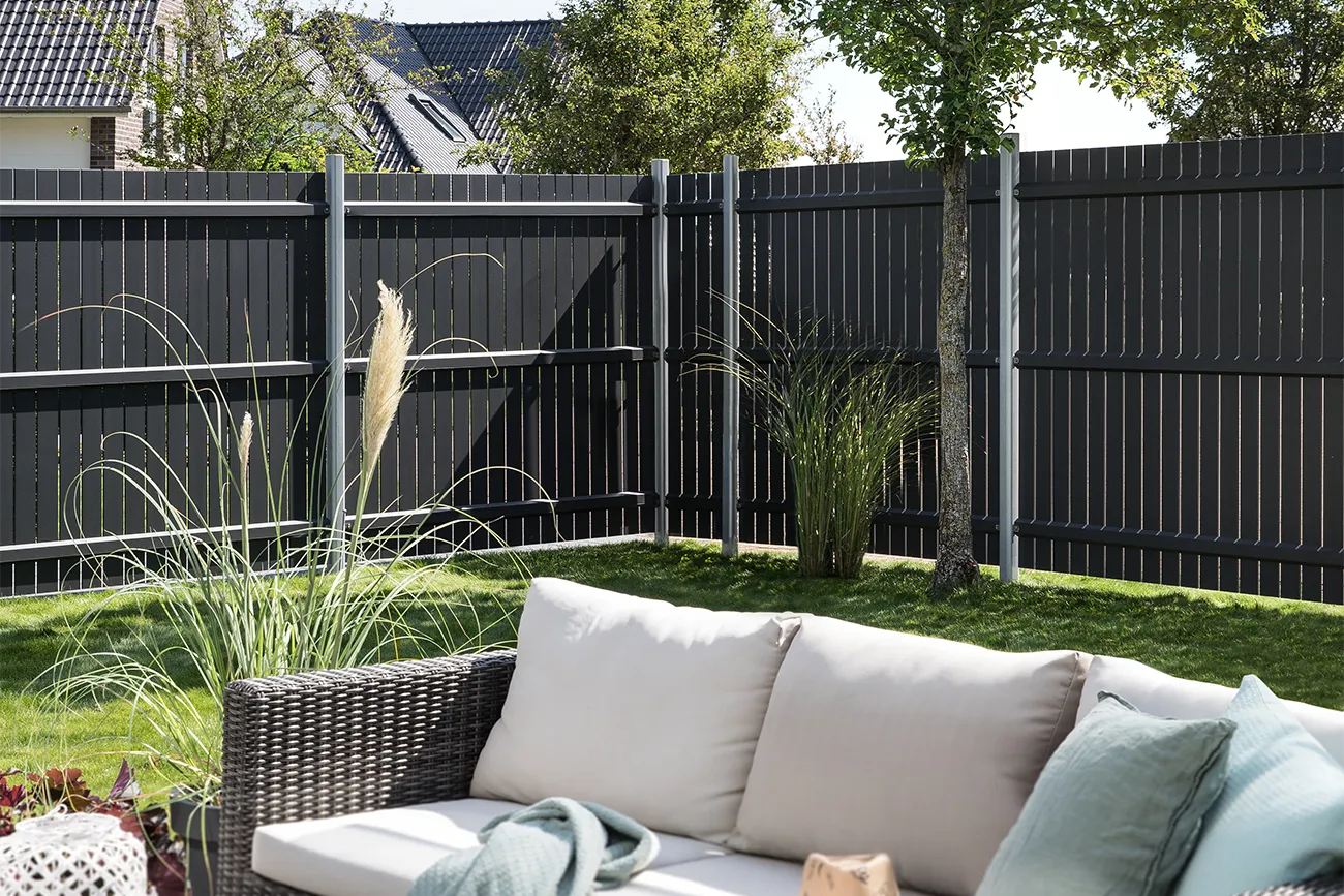 Tuinwand van antraciet aluminium