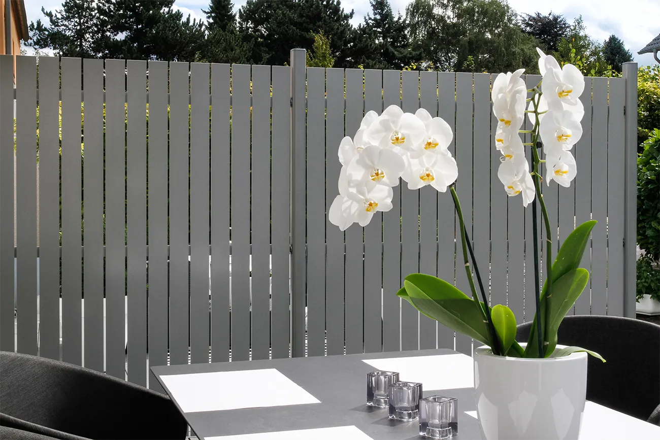 Tuinwand van zilvergrijs aluminium