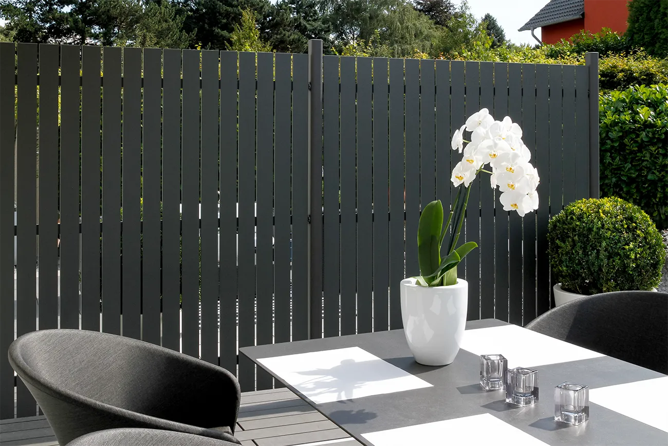 Opengewerkte omheining van antraciet aluminium