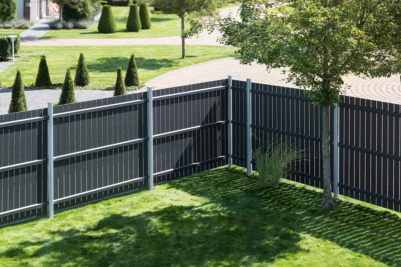 Tuinomheining van antraciet aluminium