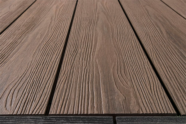 terrasse en bois composite brun
