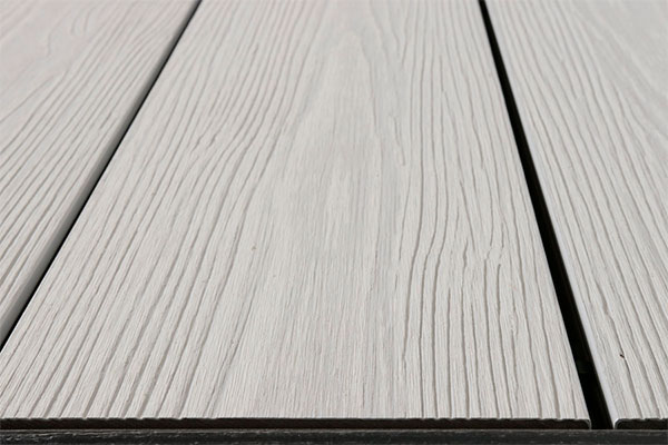 grijs composiet houten terras
