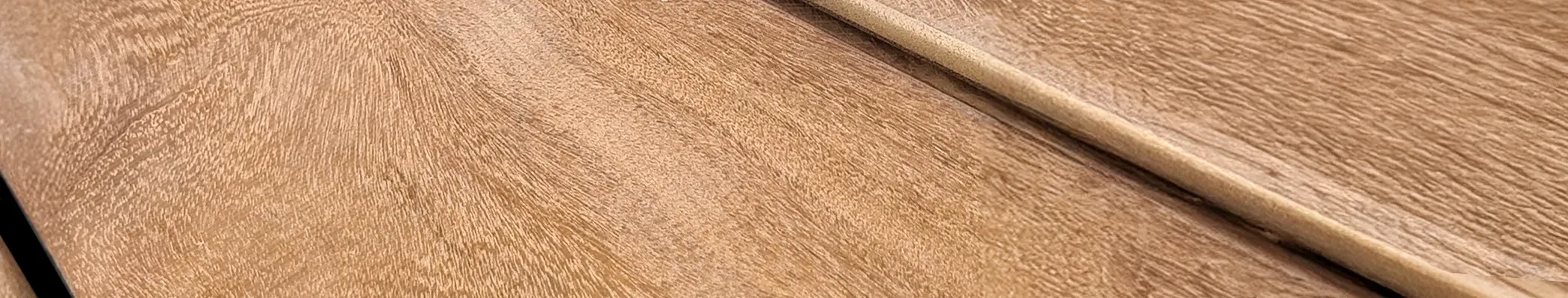 Detail van de montage van Afrormosia terrasplanken