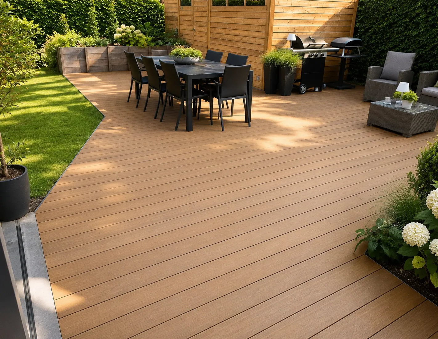 Tuinaanleg met terras in exotisch hardhout Tiara &mdash; overzicht