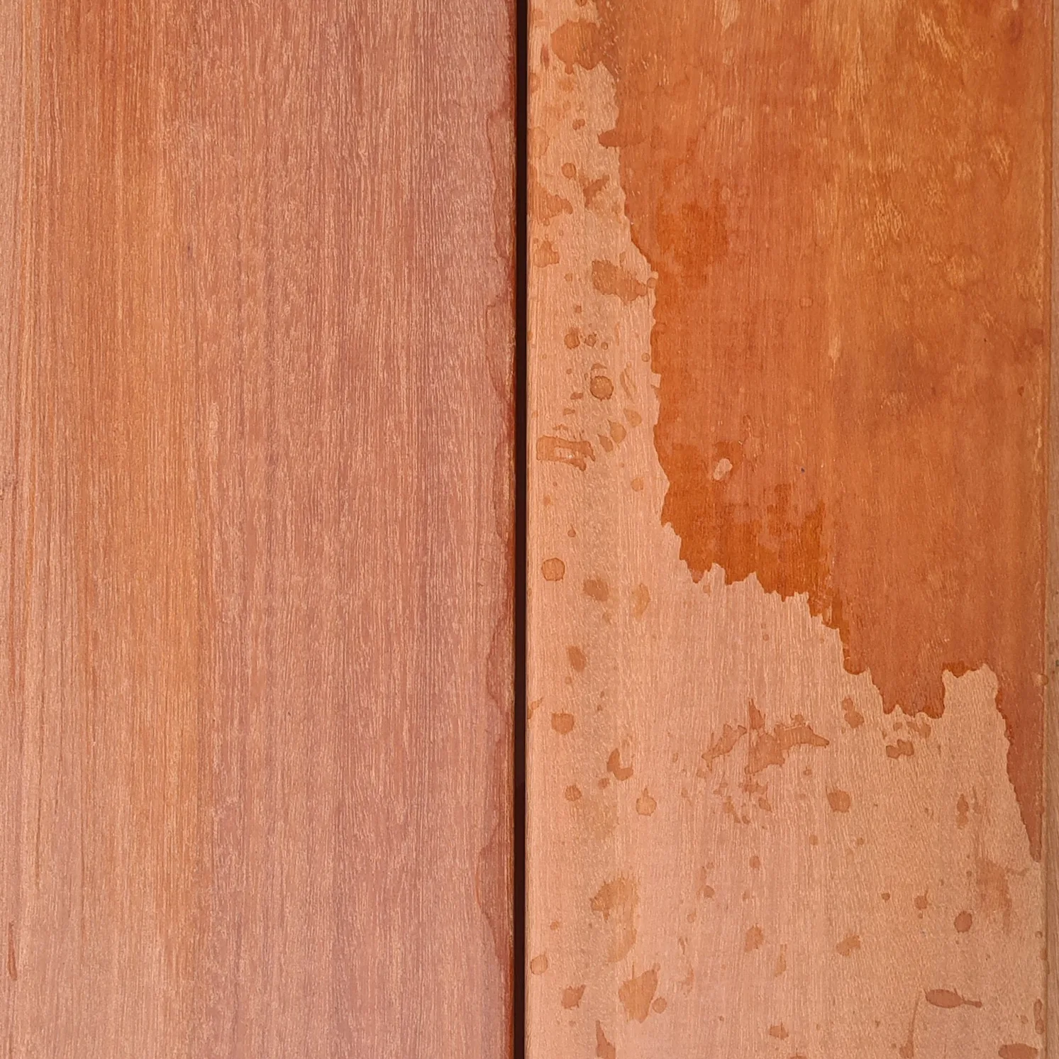Sporen van uitzwetende natuurlijke oliën op een terrasplank in exotisch hout Mukulungu Afrikulu