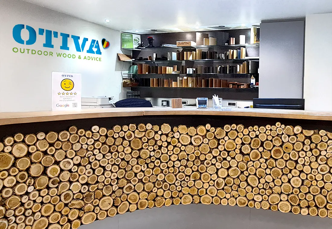 Comptoir d'accueil du showroom Otiva &agrave; Zaventem, habill&eacute; d'une mosa&iuml;que de rondins de bois