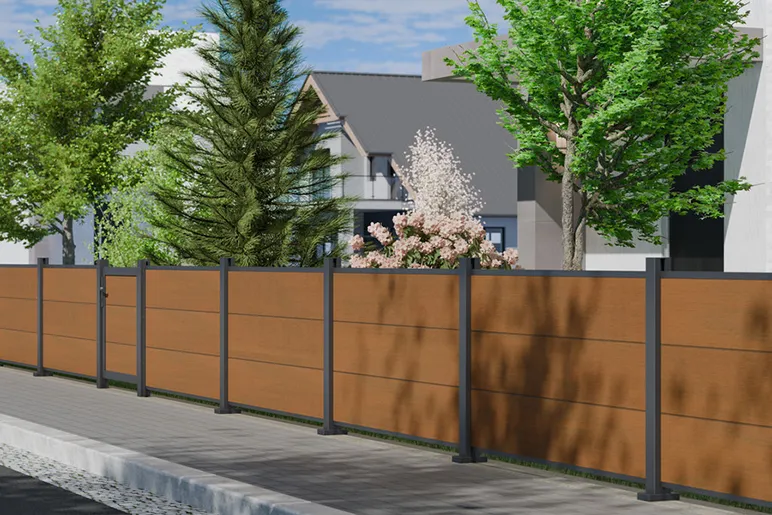 Cl&ocirc;ture de jardin en panneaux de bois composite Platinum brun, avec poteaux gris fonc&eacute; et portillon, le long d&rsquo;un trottoir