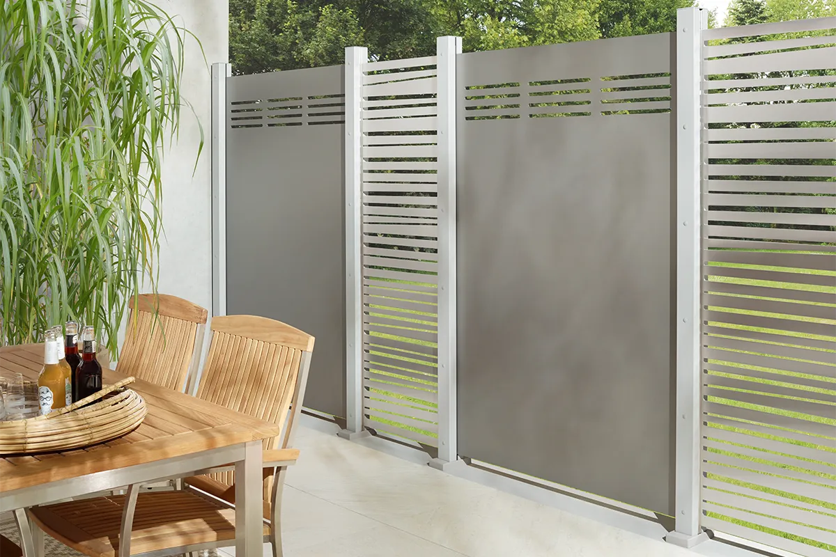 Grijze aluminium tuinscherm.