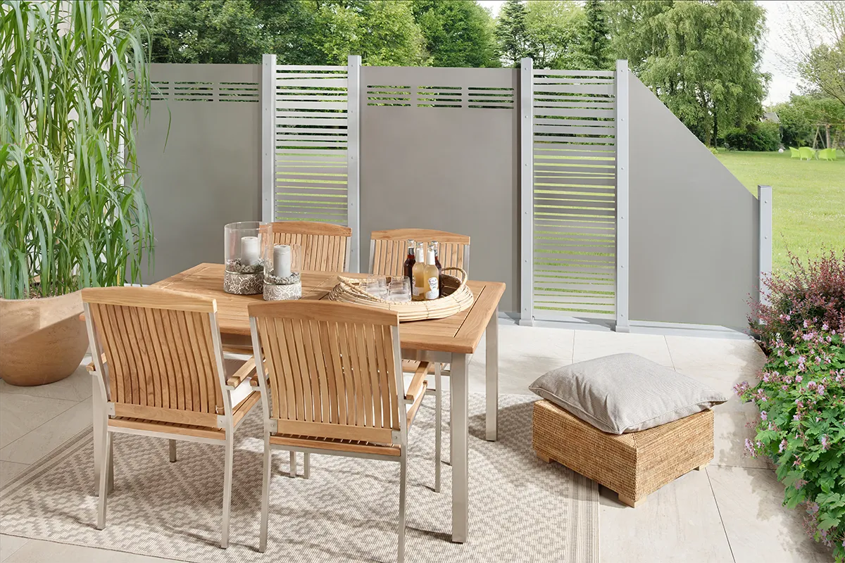 Grijs aluminium terraspaneel.