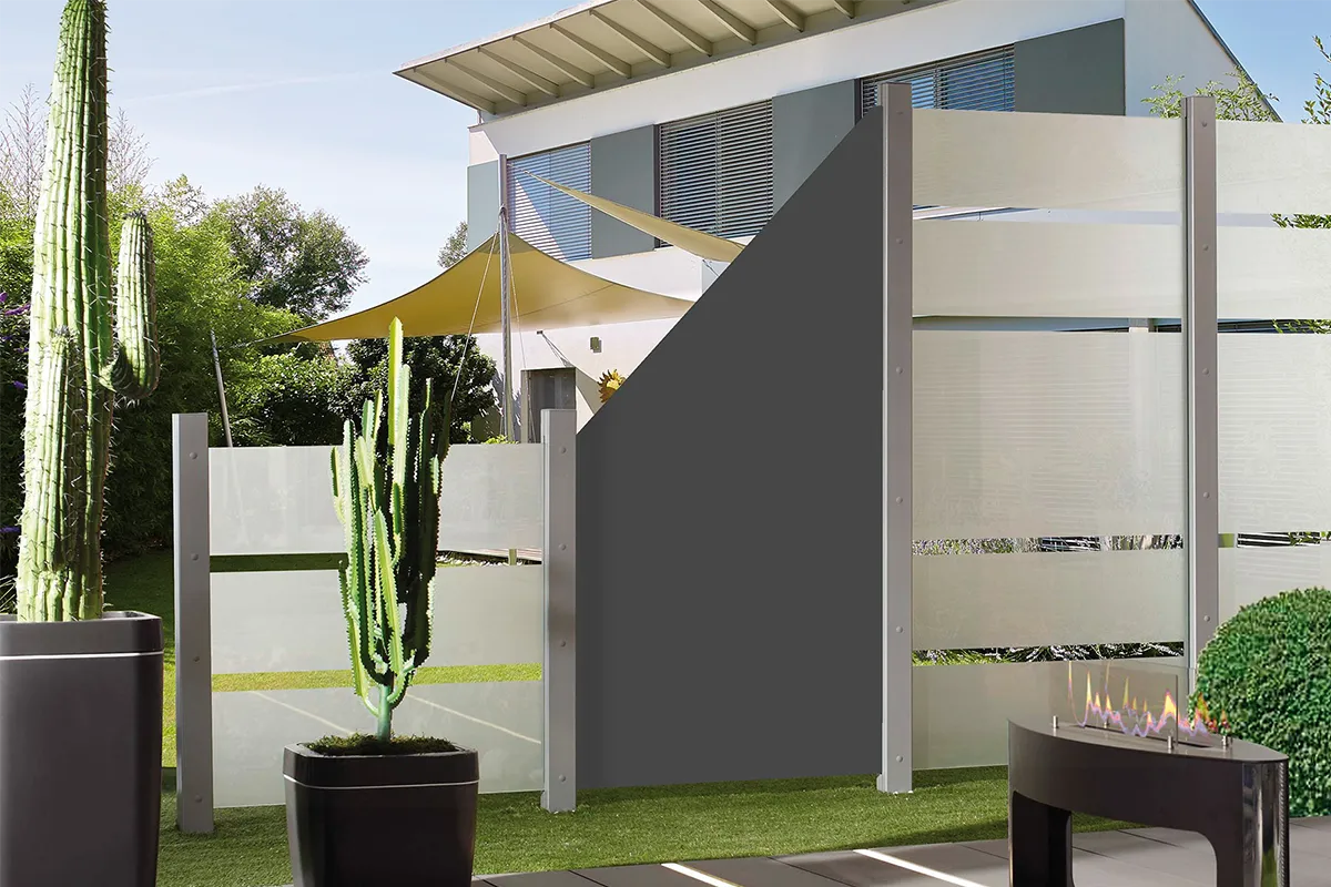 Donkergrijs paneel voor tuinomheining in aluminium.