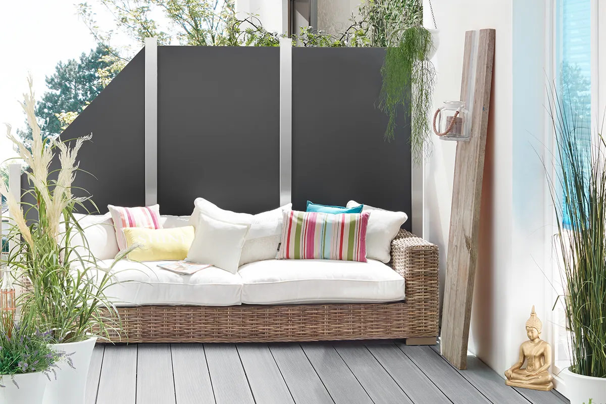 Donkergrijze aluminium terrasafscheidingspanelen.