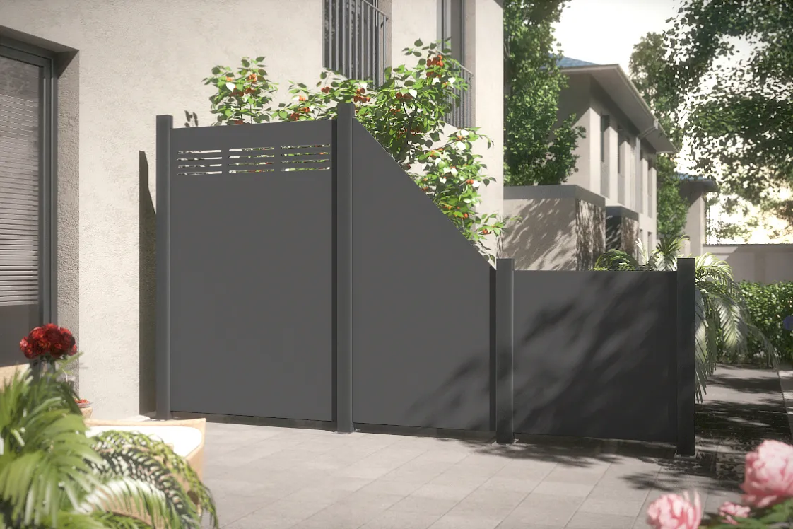 Donkergrijze panelen voor terrasafscheiding.