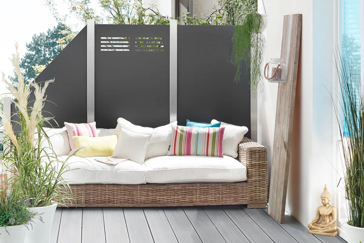 Donkergrijze aluminium terrasafscheiding.