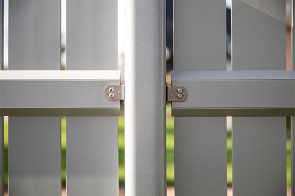 Fixation de clôture sur poteaux en aluminium