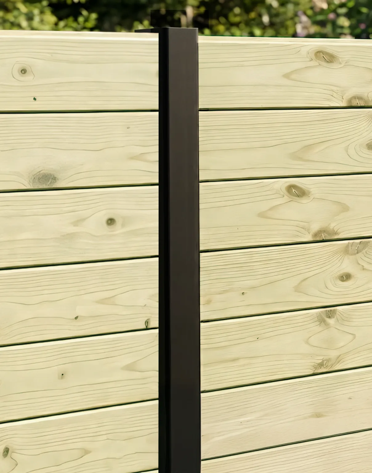 palissade en planche de sapin c&eacute;&eacute;e &agrave; l'aide de poteaux rainur&eacute;s noirs en aluminium