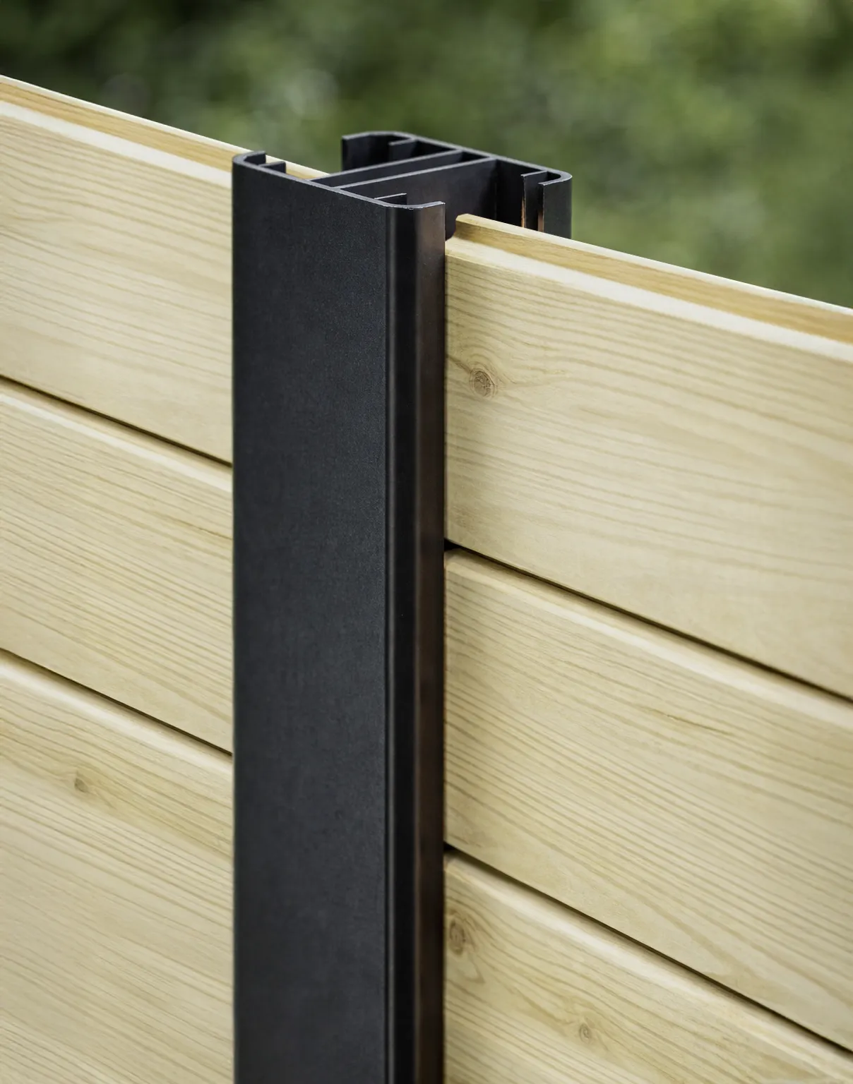 poteau rainur&eacute; noir en aluminium pour cr&eacute;ation de palissade