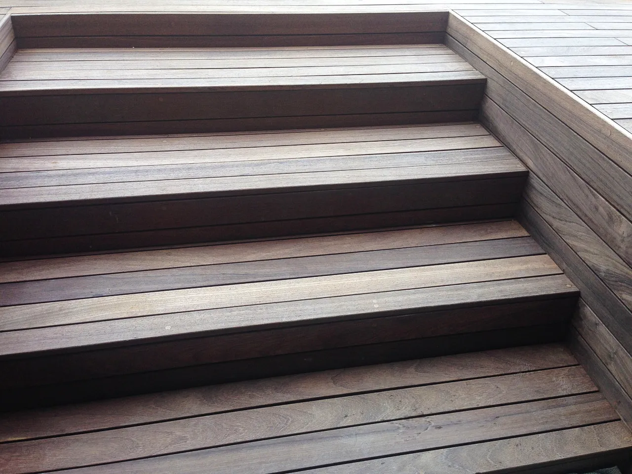 Trap van Padouk terras met gladde planken