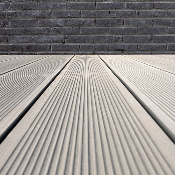 Terrasse en bois composite rainur&eacute;e fine de couleur stone grey