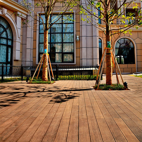 Planche de terrasse en bambou couleur miel c&ocirc;t&eacute; face rainur&eacute;e.