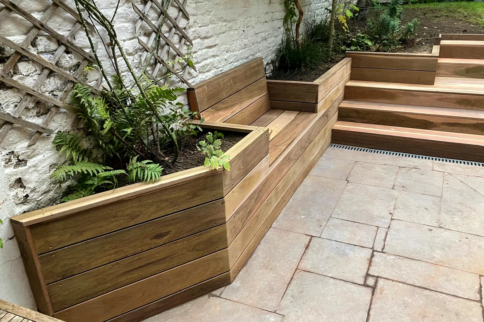 Terrasaanleg in exotisch hout Ip&eacute;.