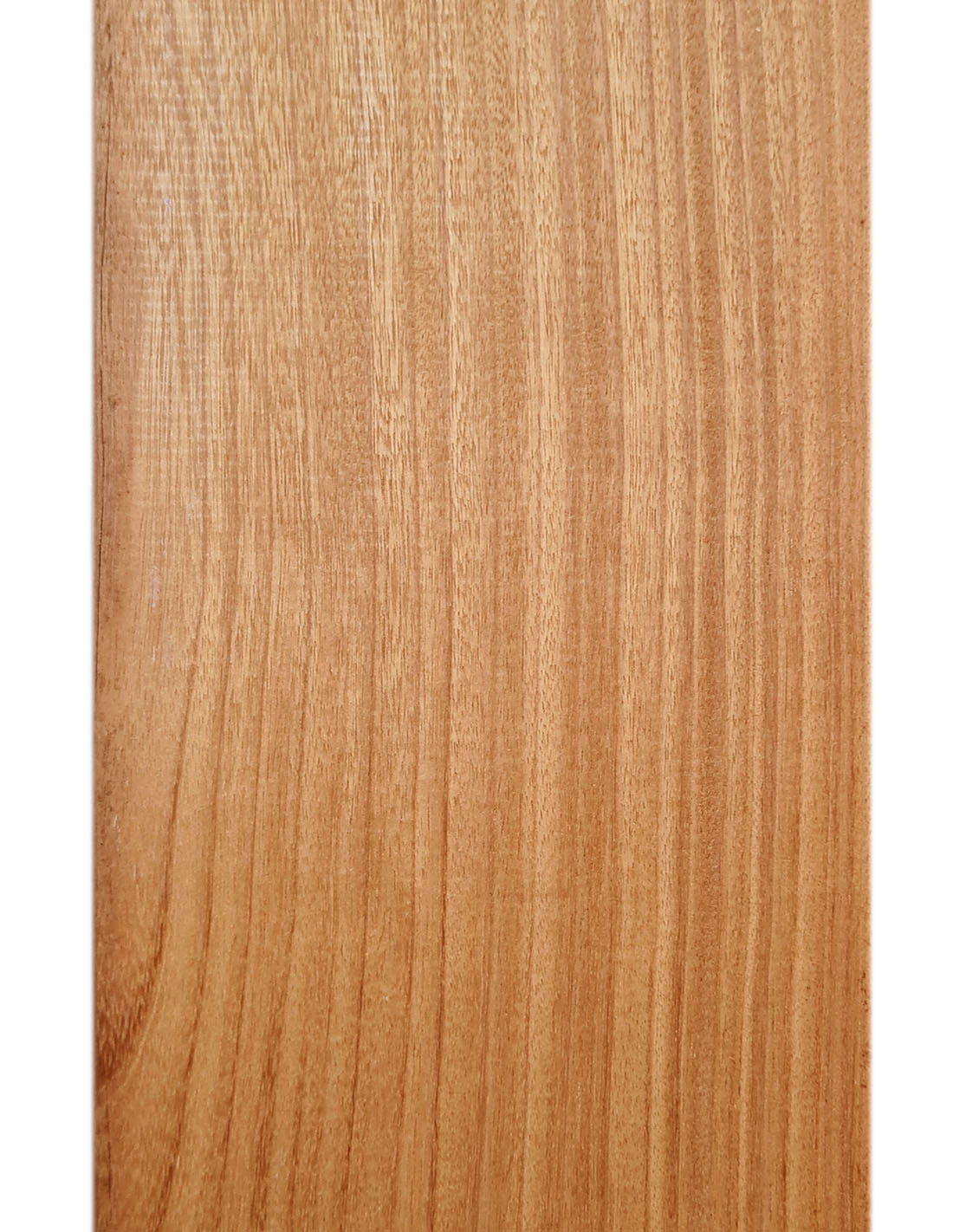 Lignes contrast&eacute;es et veines bien dessin&eacute;es sur le bois d'une lame de terrasse en Afromosia.