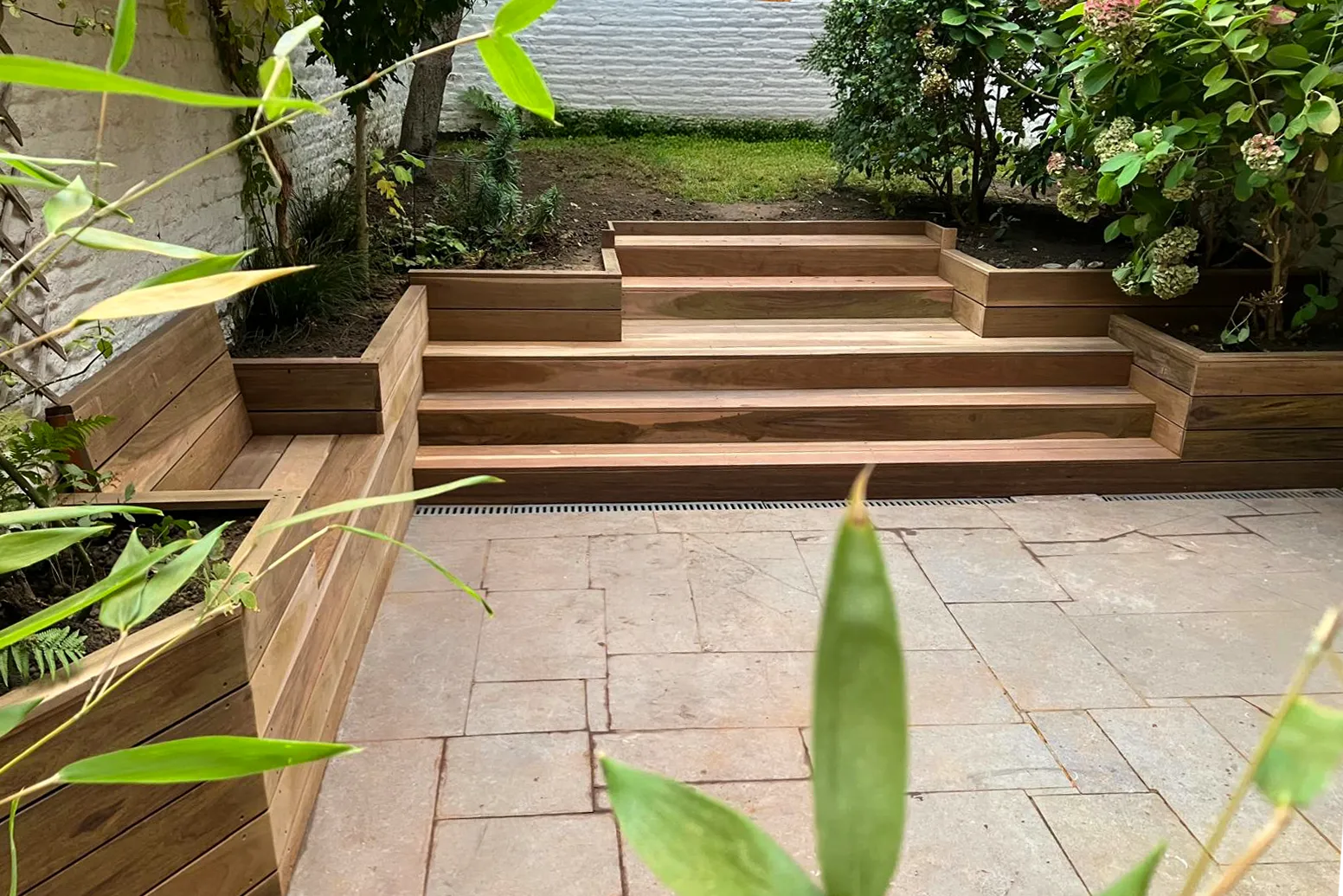 Trap en tuinbank gemaakt van ipé.